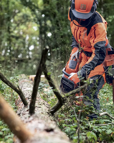 Husqvarna verneutstyr i bruk i skogen