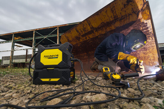 Sveisemaskin - mann som sveiser 